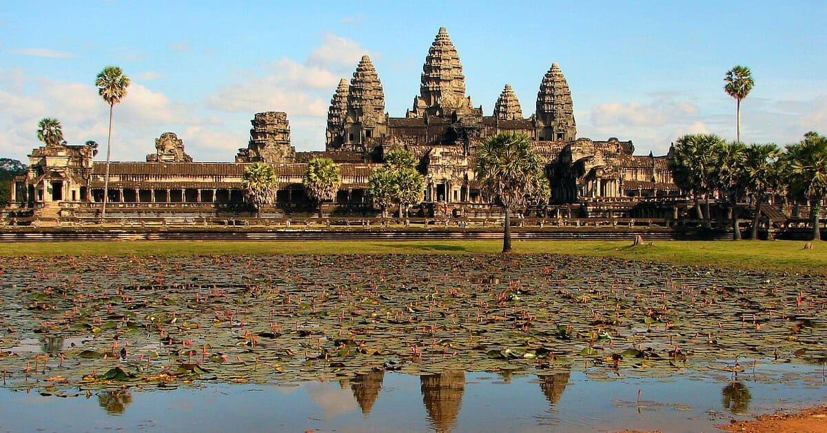 Kuil Angkor Wat merupakan kuil yang berada di