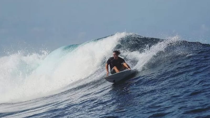 surfing Pantai Nihiwatu [source galerisumba]